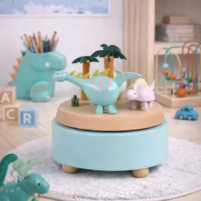 Caixa musical azul claro com dinossauros em madeira sobre mesa com brinquedos infantis