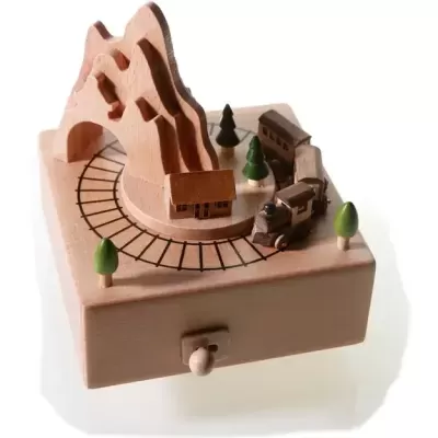 Caixa de música de madeira com comboio, montanhas, casa e árvores em miniatura.