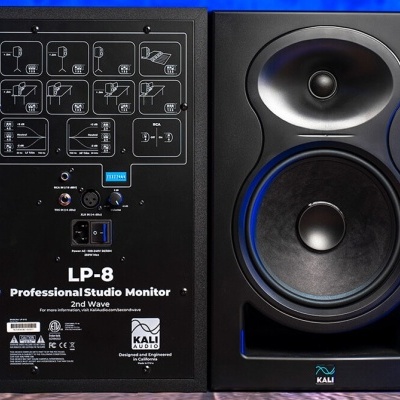 Monitor de estúdio profissional Kali Audio LP-8 2nd Wave preto com alto-falante e painel traseiro de conexões