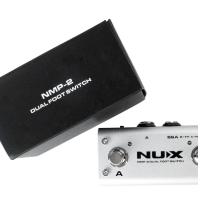 Pedal de efeito NUX prateado com caixa preta ao lado