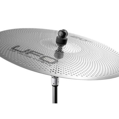 Prato de bateria em metal prateado com padrão circular de orifícios