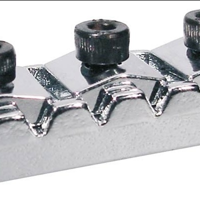 Suporte metálico prateado com três parafusos pretos em fundo branco