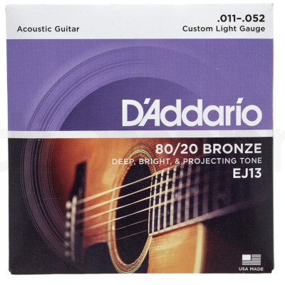 Embalagem de cordas para guitarra acústica DAddario com texto e imagem de guitarra