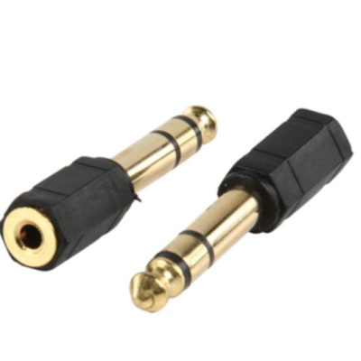 Adaptadores de áudio com plugue jack dourado e corpo preto