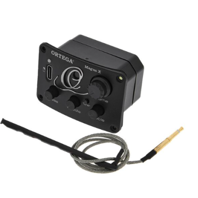 Pré-amplificador Ortega Magnus X preto com botões e cabo com ficha dourada.