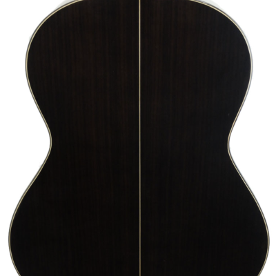 Parte de trás de guitarra clássica em madeira escura com linha vertical clara