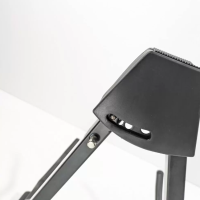 Parte superior de tripé negro com cabeça plástica e estrutura metálica