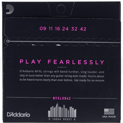 Caixa preta de cordas para guitarra DAddario NYXL0942 com texto em rosa e branco
