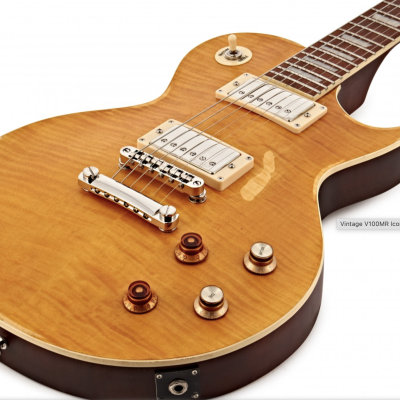 Guitarra elétrica em madeira caramelo com captadores brancos e botões marrons e crema