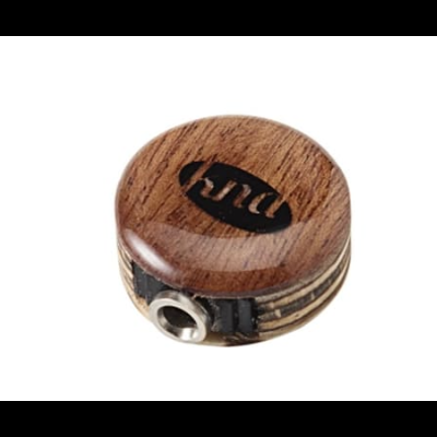 Amplificador circular de guitarra em madeira castanho com logo preto e botão metálico