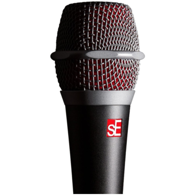Microfone preto com grelha metálica vermelha e logótipo sE