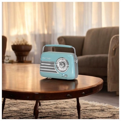 Rádio portátil retro azul claro num ambiente de sala de estar