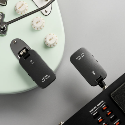 Guitarra elétrica verde-pálida com transmissor e receptor KIMAFUN em fundo cinzento