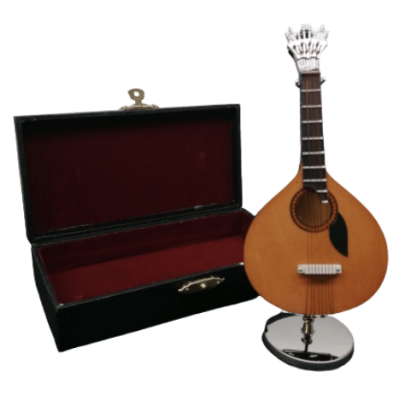 Instrumento musical tipo guitarra portuguesa com estojo preto e interior vermelho