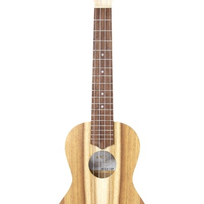 Ukulele de madeira clara e escura com etiquetas visíveis no buraco do som