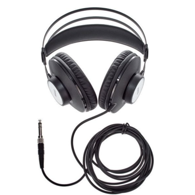 Auscultadores pretos com cabo e ficha jack