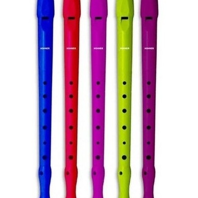 Cinco flautas coloridas de plástico alinhadas verticalmente