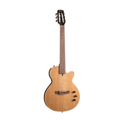 Guitarra elétrica de corpo clássico em madeira clara com botões pretos e cabeça preta com texto Cort