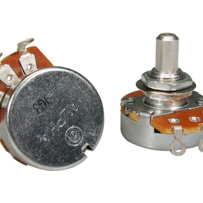 Potenciómetros rotativos metálicos com base castanho claro e terminais metálicos