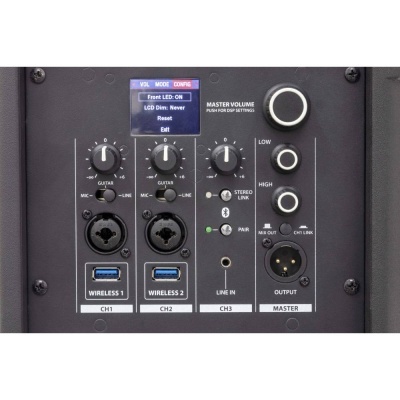 Painel de controlo de equipamento áudio com botões e mostrador digital