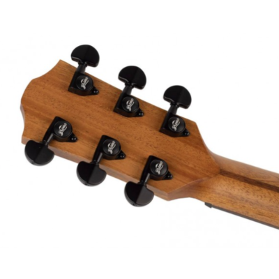 Cabeça de guitarra em madeira com cravelhas pretas em fundo branco