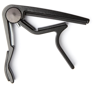 Capotraste de guitarra preto sobre fundo branco