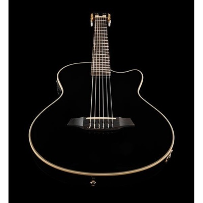 Guitarra acústica elétrica preta com seis cordas sobre fundo preto