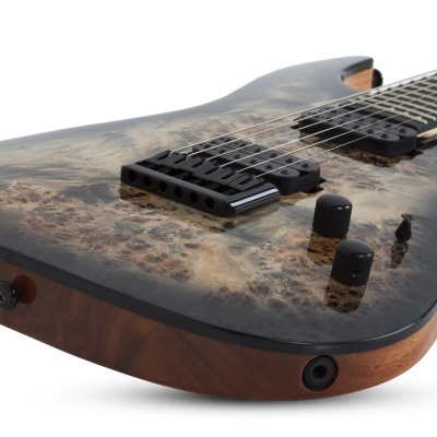 Guitarra elétrica de madeira castanha e preta com botões e pick-ups pretos