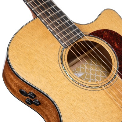 Guitarra acústica de madeira clara com detalhes em madeira escura e botões pretos