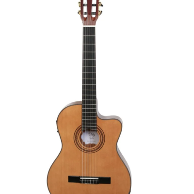 Guitarra clássica de madeira clara com roseta decorativa e etiqueta Ortiz