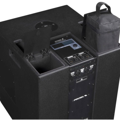 coluna de som preta PROEL com painel digital e estojo preto