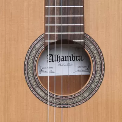 Guitarra clássica de madeira clara com etiqueta Alhambra