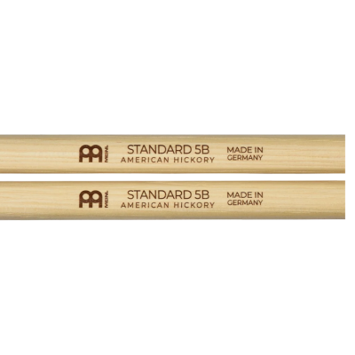 Duas baquetas de madeira clara com texto gravado