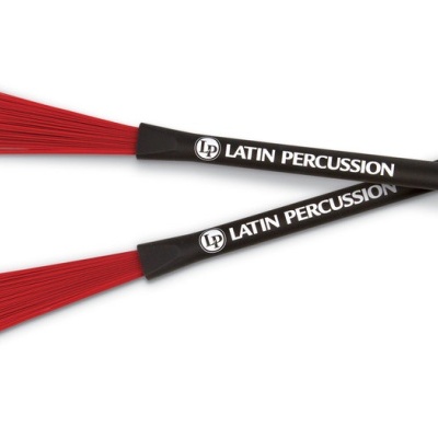 Par de baquetas para percussão com cerdas vermelhas e cabos pretos com texto LP LATIN PERCUSSION