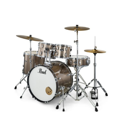 Bateria acústica castanha com tambores, pratos, pedal e logo Pearl.