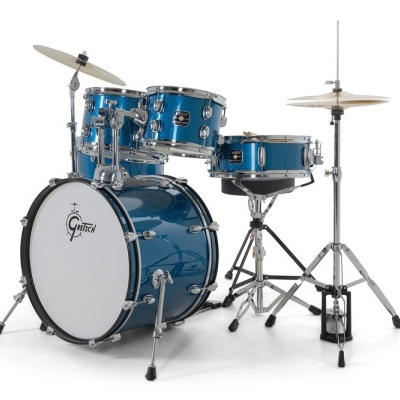 Bateria musical azul metálica com pratos e pedais em fundo branco