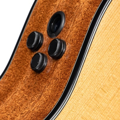 Detalhe de guitarra acústica com botões pretos e madeira clara e escura