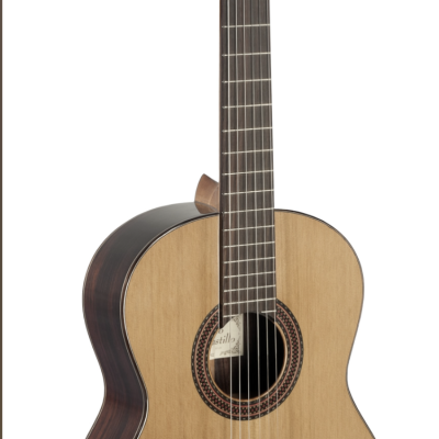 Guitarra clássica de madeira clara e escura com roseta decorativa