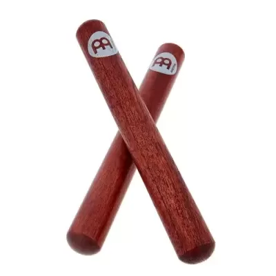 Par de baquetas de madeira vermelha com logótipo PA em fundo branco