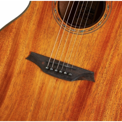 Guitarra acústica de madeira castanha com seis cordas e ponte escura