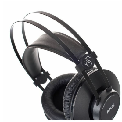 Auscultadores AKG pretos com almofadas acolchoadas