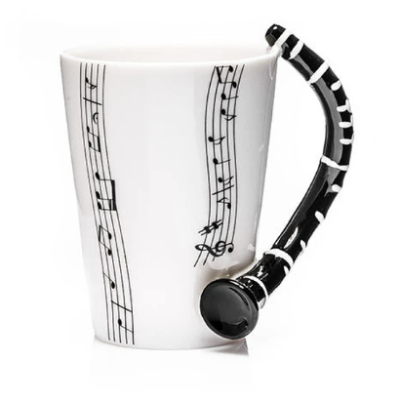 Caneca branca com pauta musical e pega em forma de saxofone preto