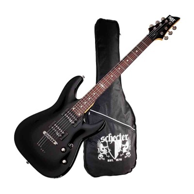 Guitarra elétrica preta com capa preta escrita Schecter