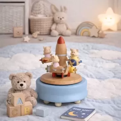 Brinquedo musical de madeira com personagens e tapete azul com nuvens em quarto infantil