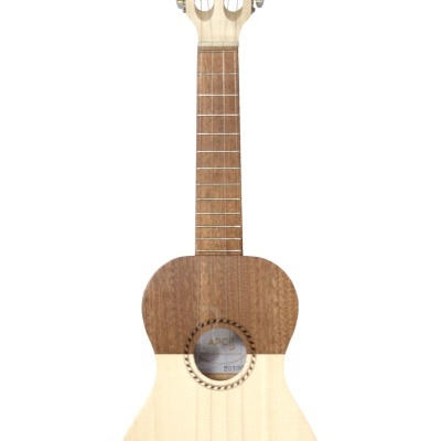 Ukulele de madeira bicolor com marca e etiqueta visível