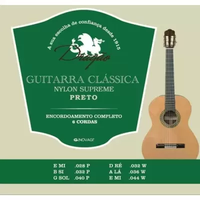 Embalagem verde e bege para cordas de guitarra clássica com uma guitarra acústica ao lado