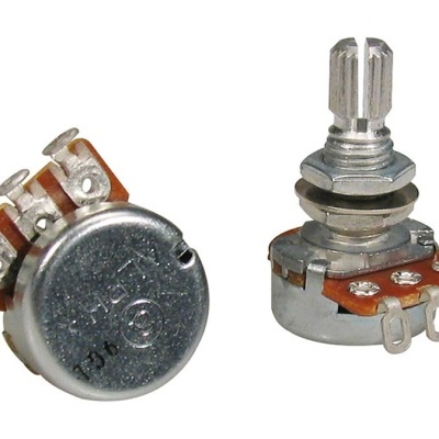 Dois potenciômetros metálicos com terminais em metal e componentes em marrom