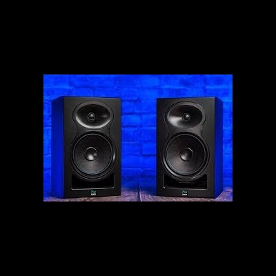 Par de colunas de som pretas em madeira com alto-falantes grandes e médios com fundo de parede azul