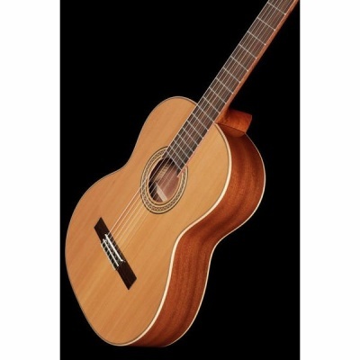 Guitarra clássica em madeira com seis cordas e fundo preto