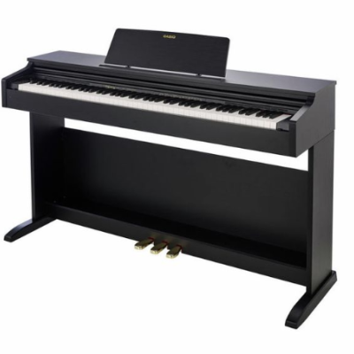 Piano digital Casio preto com suporte e três pedais.